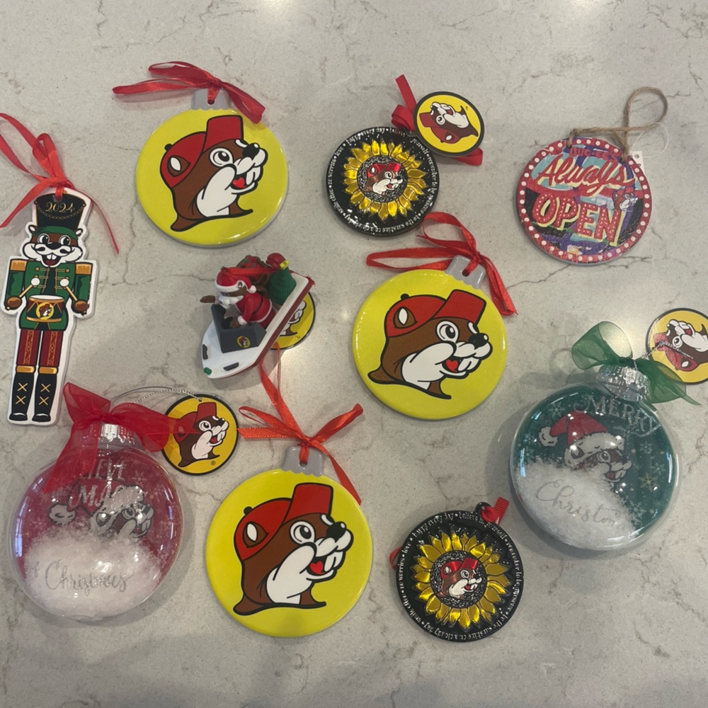Buc-ee’s holiday and bonus ornament set